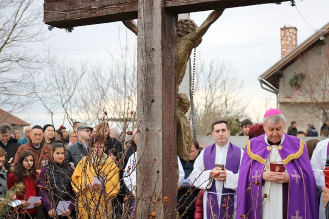 Biskup Josip Mrzljak predvodio pobožnost križnoga puta u romskoj zajednici u Strmcu Podravskom